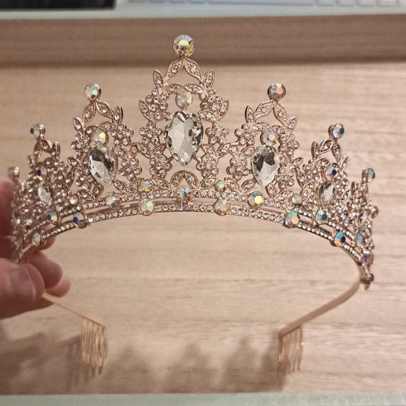 NWOT Gorgeous Goddess Super Sparkly Tiara Rose Gold Color - Picture 1 of 4